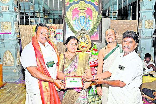 వరసిద్ధుని సేవలో ప్రముఖులు 
1