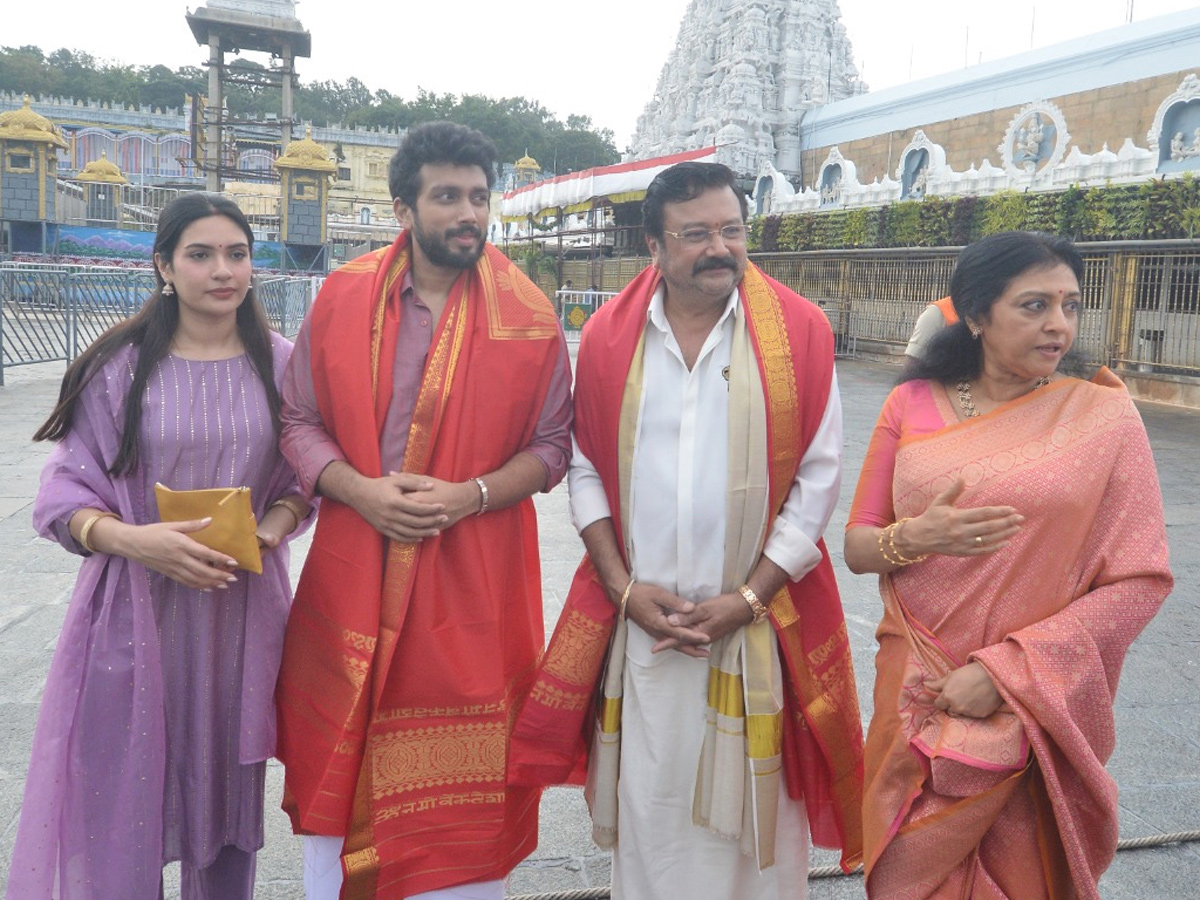 Actor Jayaram visits Tirumala temple With Family Photos2