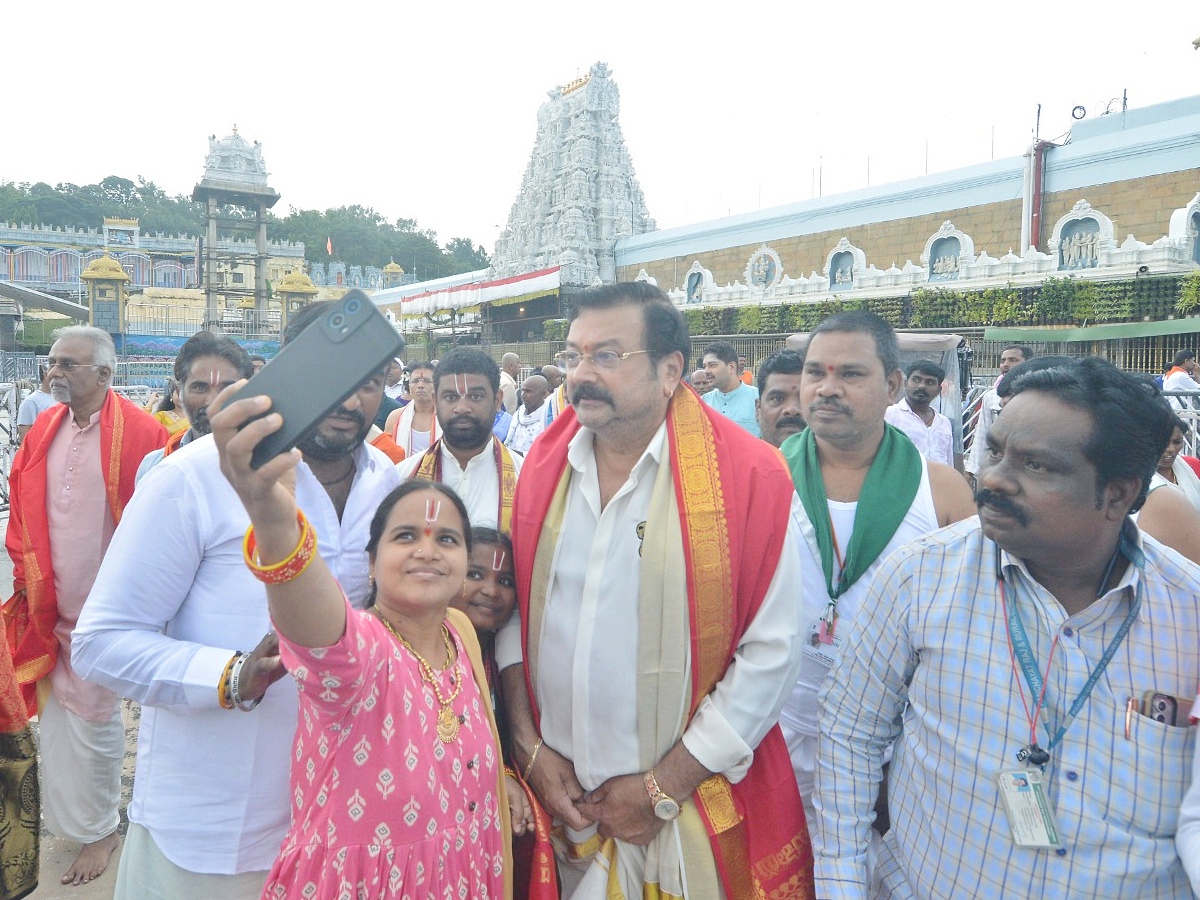 Actor Jayaram visits Tirumala temple With Family Photos11