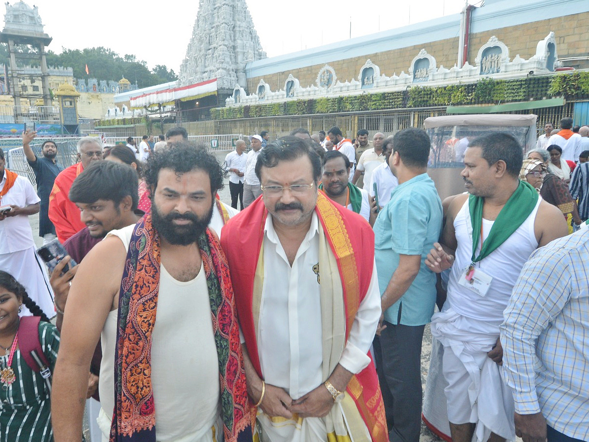 Actor Jayaram visits Tirumala temple With Family Photos12