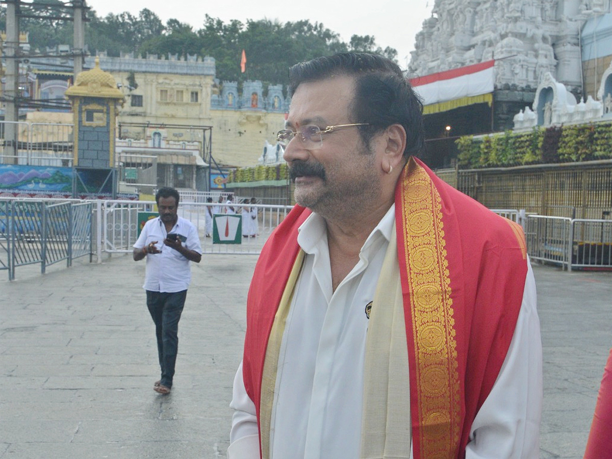 Actor Jayaram visits Tirumala temple With Family Photos3