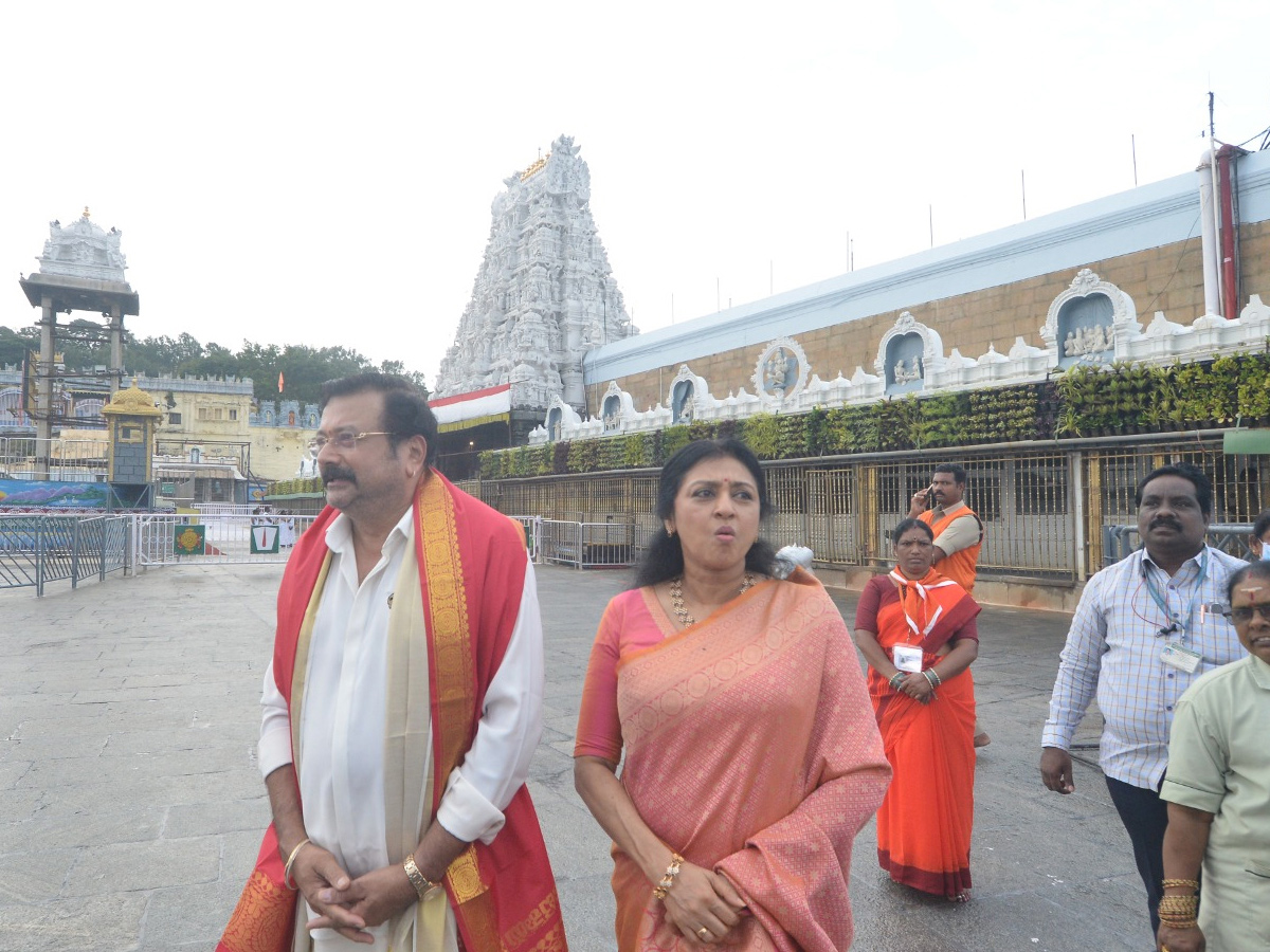 Actor Jayaram visits Tirumala temple With Family Photos4