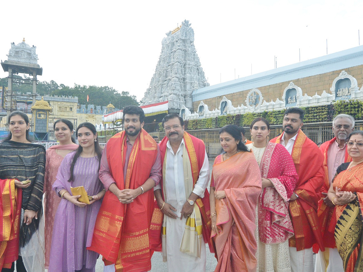 Actor Jayaram visits Tirumala temple With Family Photos5