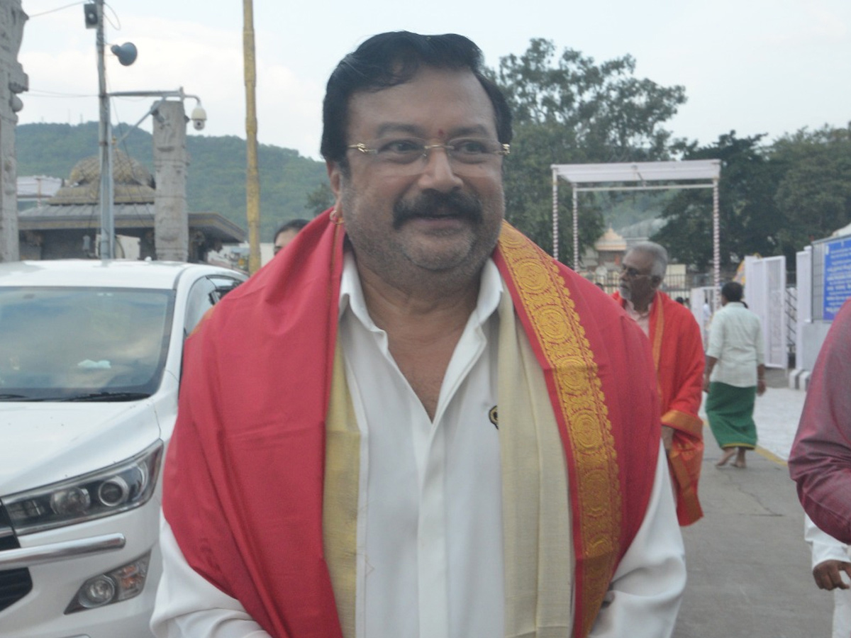 Actor Jayaram visits Tirumala temple With Family Photos6