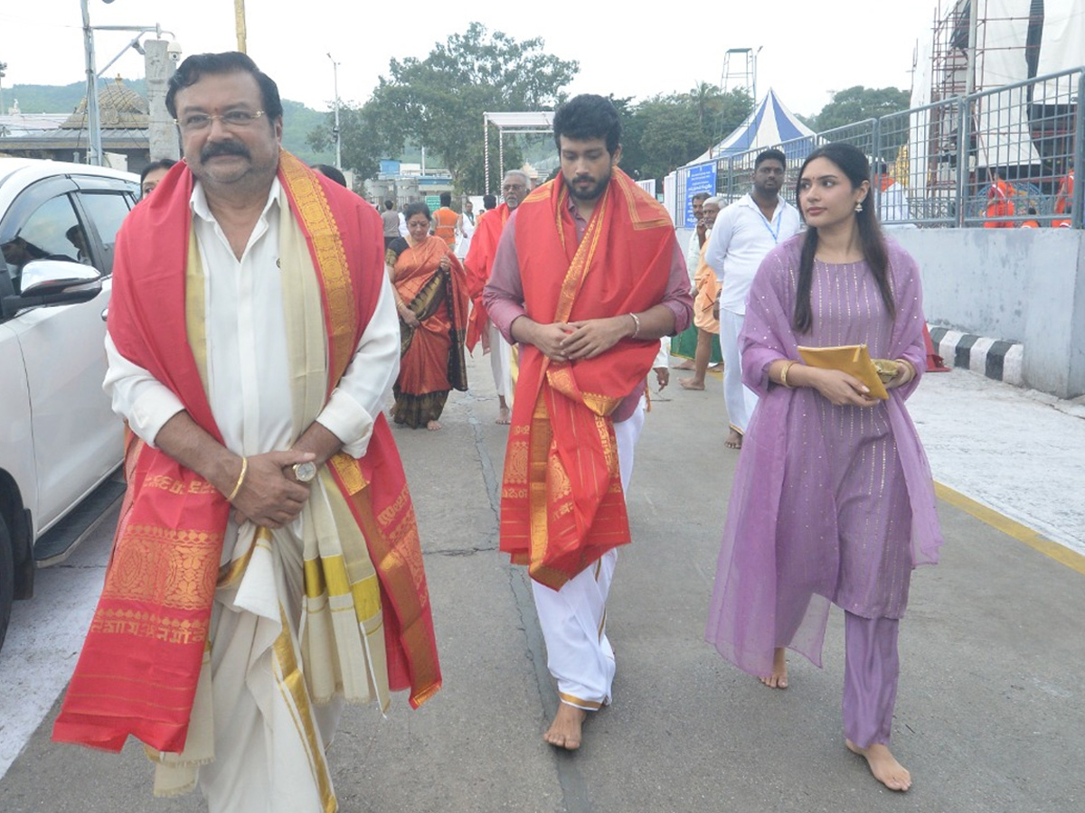 Actor Jayaram visits Tirumala temple With Family Photos7
