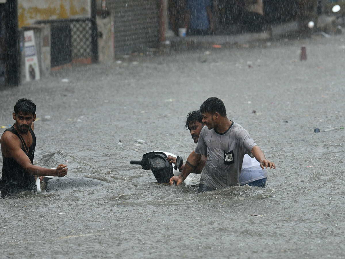 Hyderabad Rains : Heavy Rain Lashes Hyderabad11