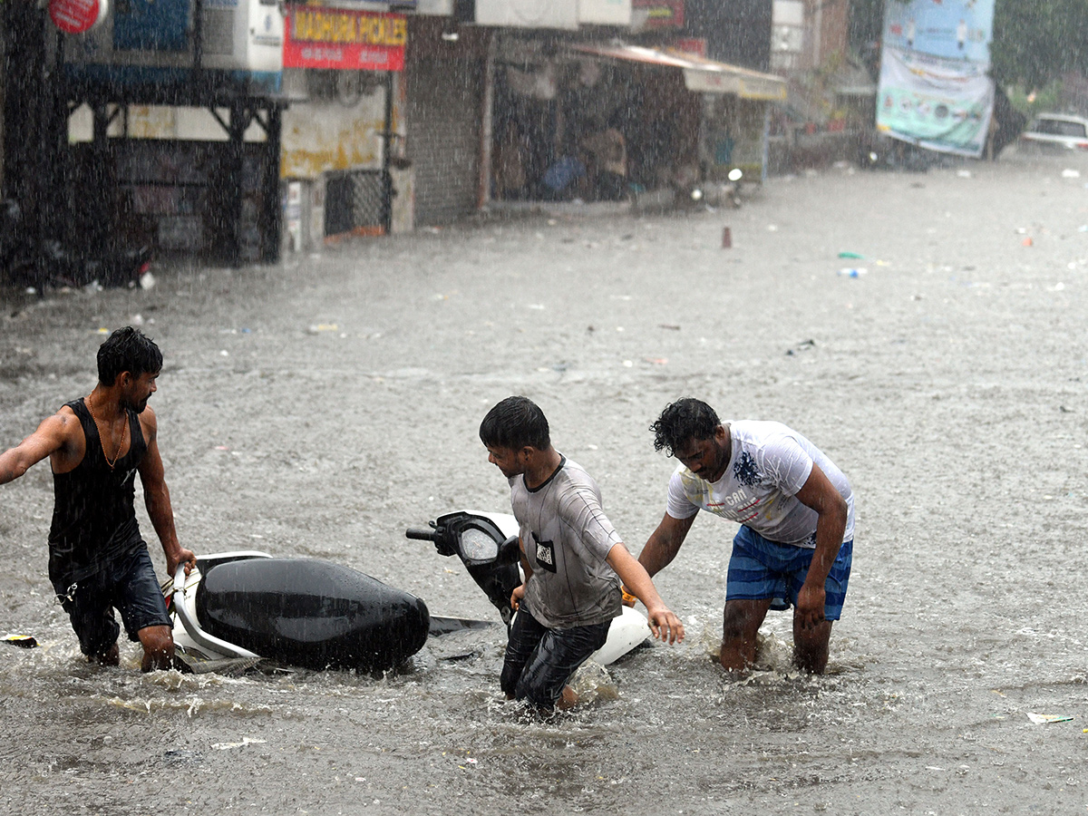 Hyderabad Rains : Heavy Rain Lashes Hyderabad12