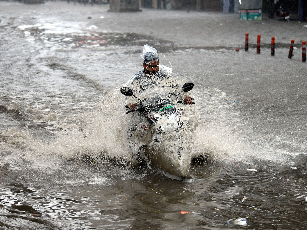 Hyderabad Rains : Heavy Rain Lashes Hyderabad13