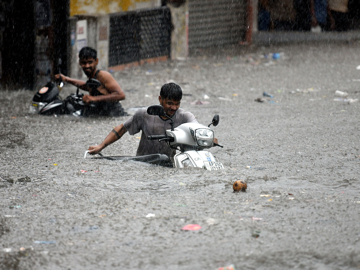 Hyderabad Rains : Heavy Rain Lashes Hyderabad14