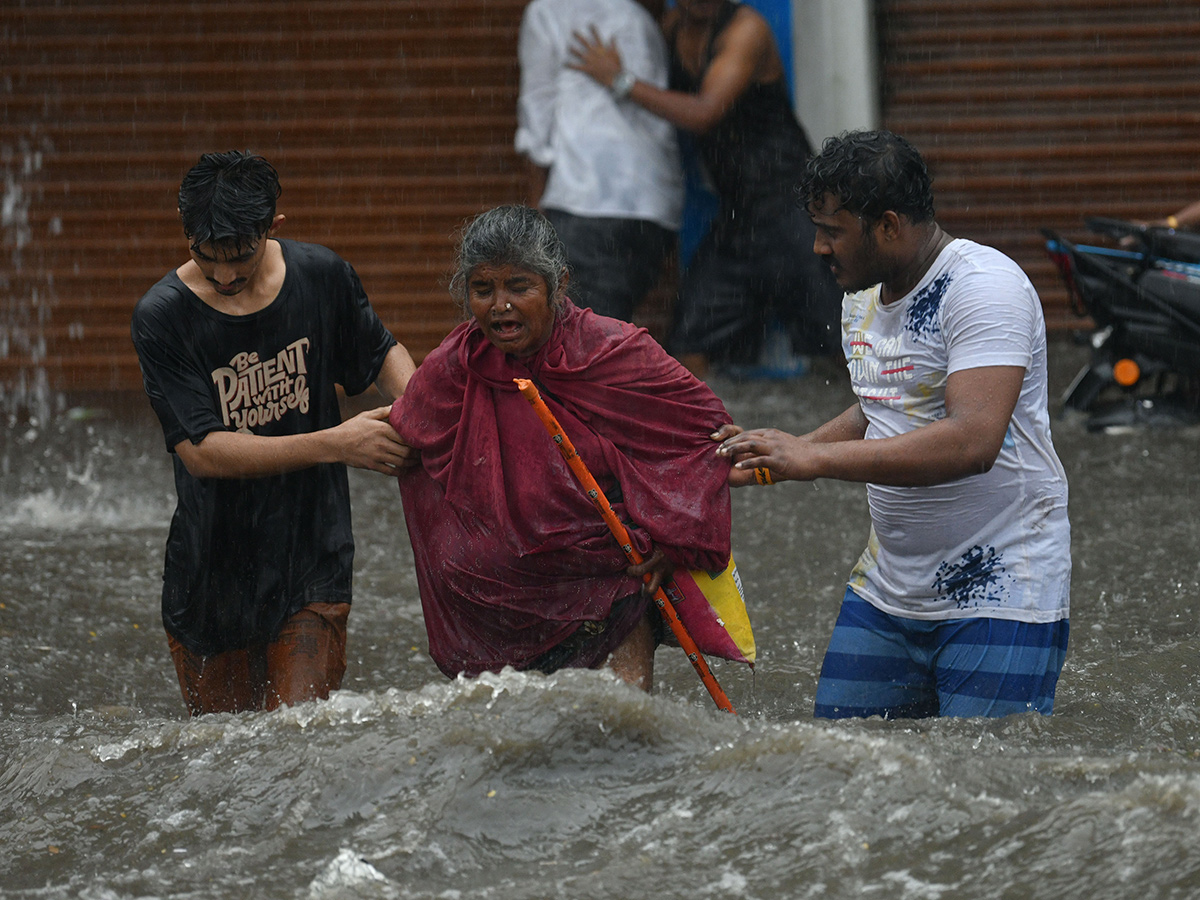 Hyderabad Rains : Heavy Rain Lashes Hyderabad15
