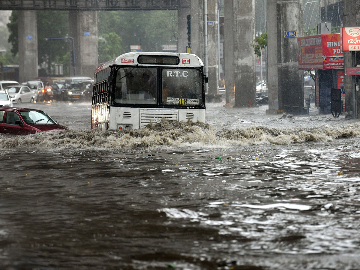 Hyderabad Rains : Heavy Rain Lashes Hyderabad16