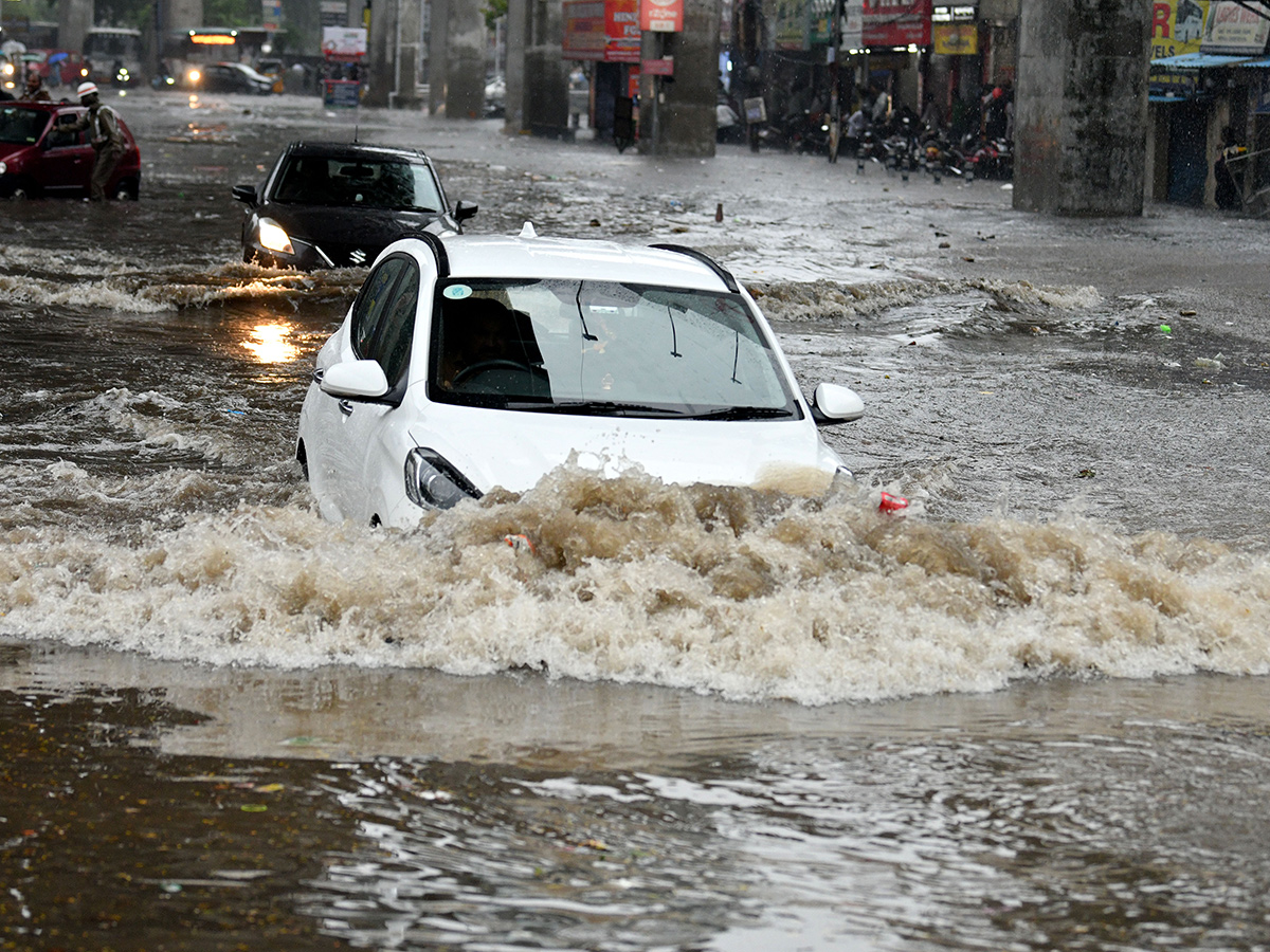 Hyderabad Rains : Heavy Rain Lashes Hyderabad18
