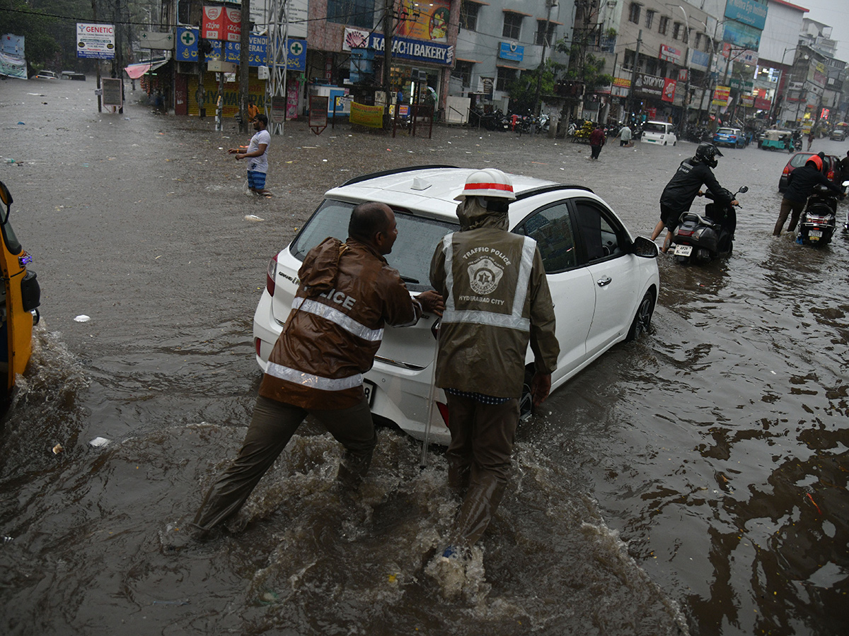 Hyderabad Rains : Heavy Rain Lashes Hyderabad19
