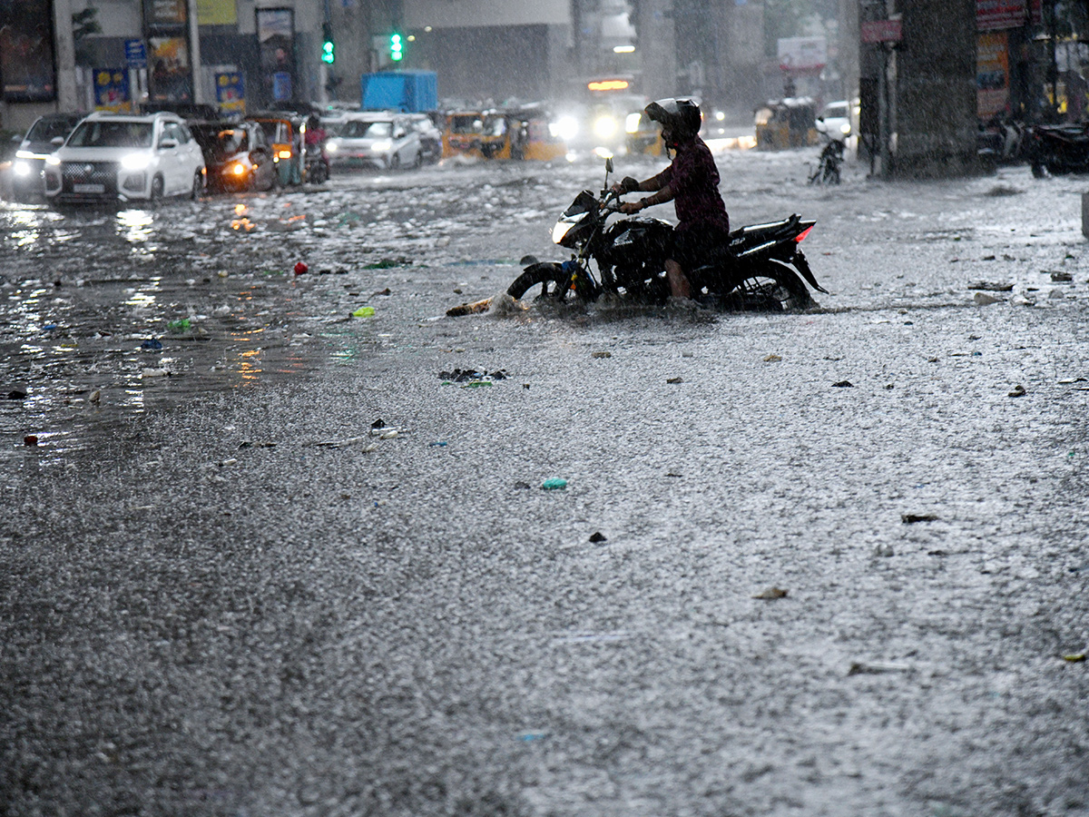Hyderabad Rains : Heavy Rain Lashes Hyderabad2
