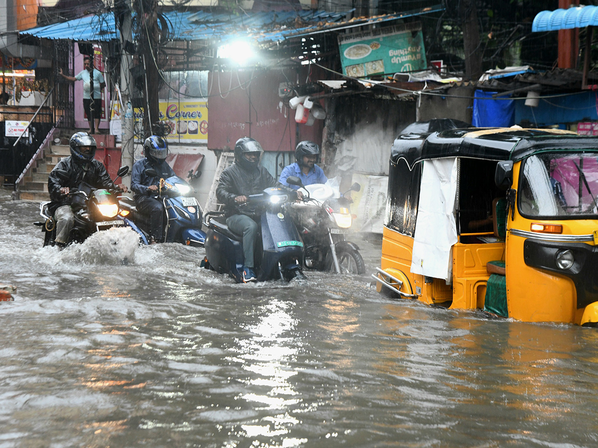 Hyderabad Rains : Heavy Rain Lashes Hyderabad20