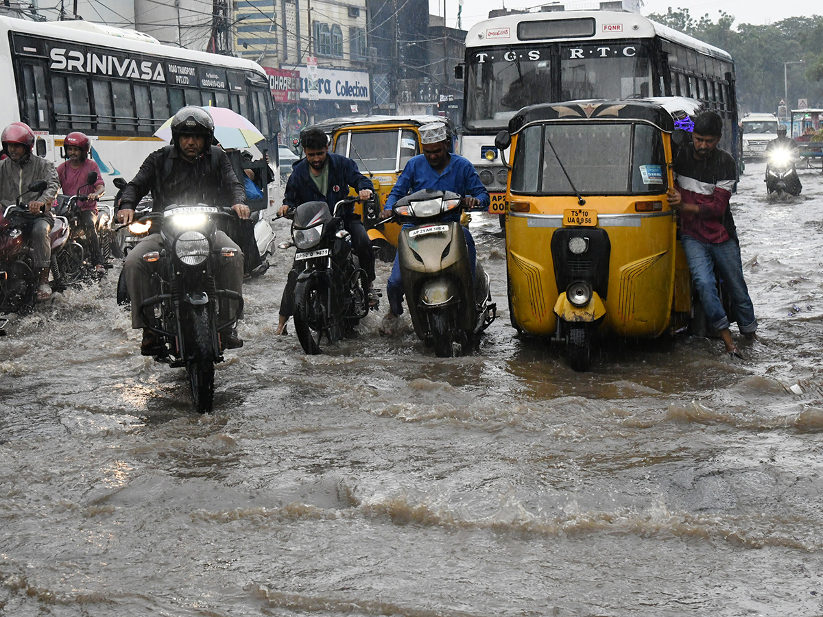 Hyderabad Rains : Heavy Rain Lashes Hyderabad22