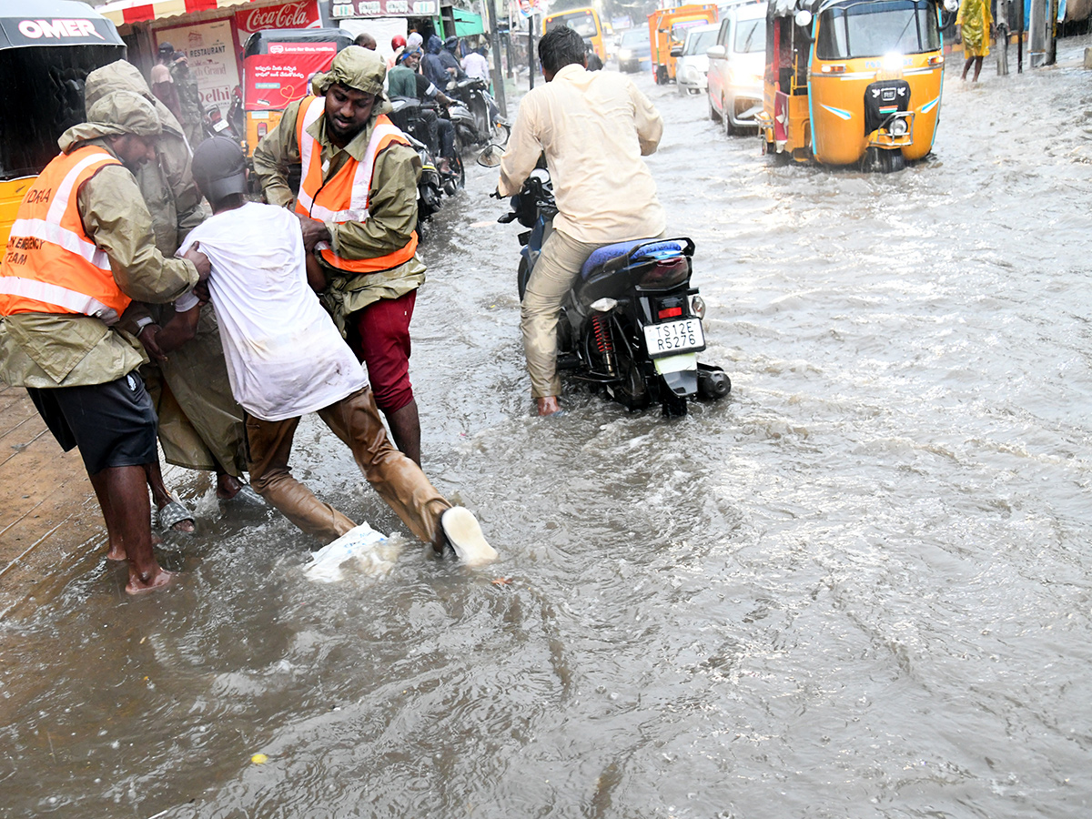 Hyderabad Rains : Heavy Rain Lashes Hyderabad23