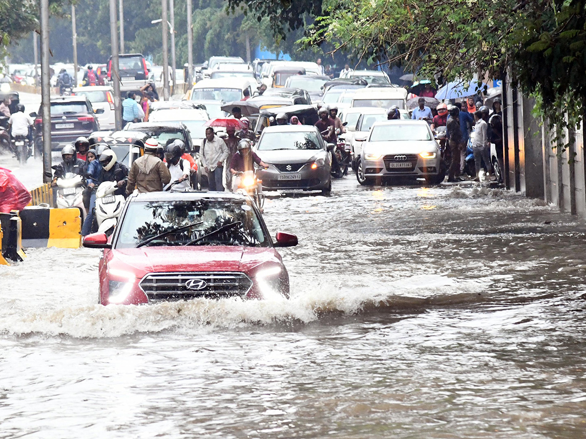 Hyderabad Rains : Heavy Rain Lashes Hyderabad25