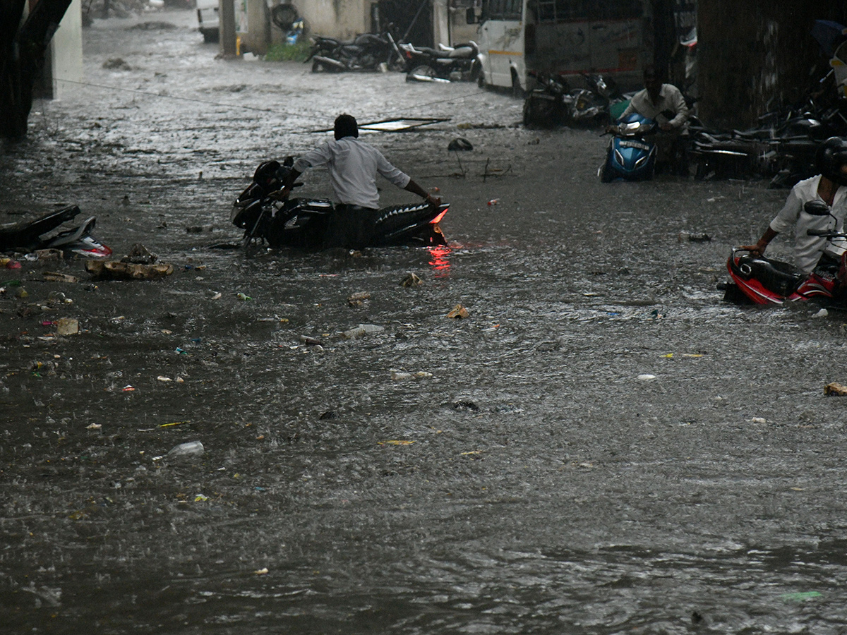 Hyderabad Rains : Heavy Rain Lashes Hyderabad3