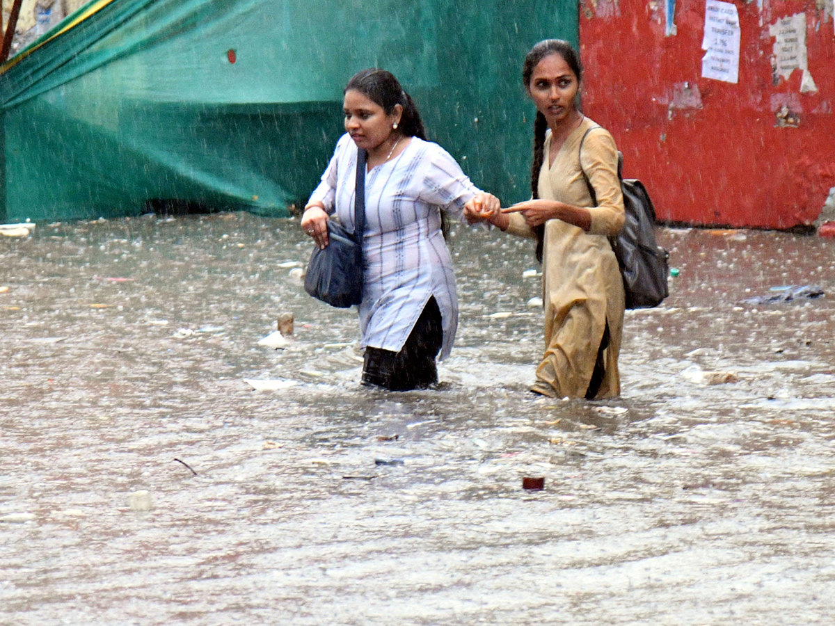 Hyderabad Rains : Heavy Rain Lashes Hyderabad37