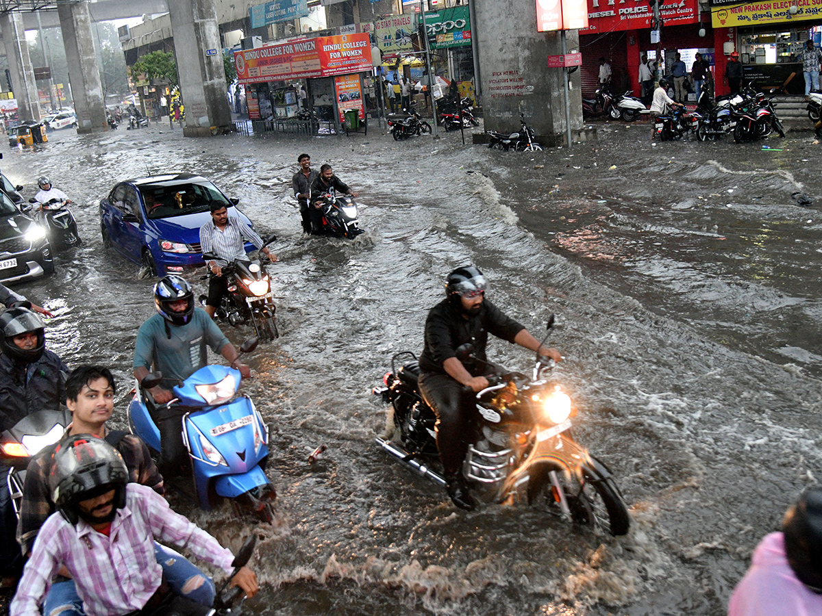 Hyderabad Rains : Heavy Rain Lashes Hyderabad4