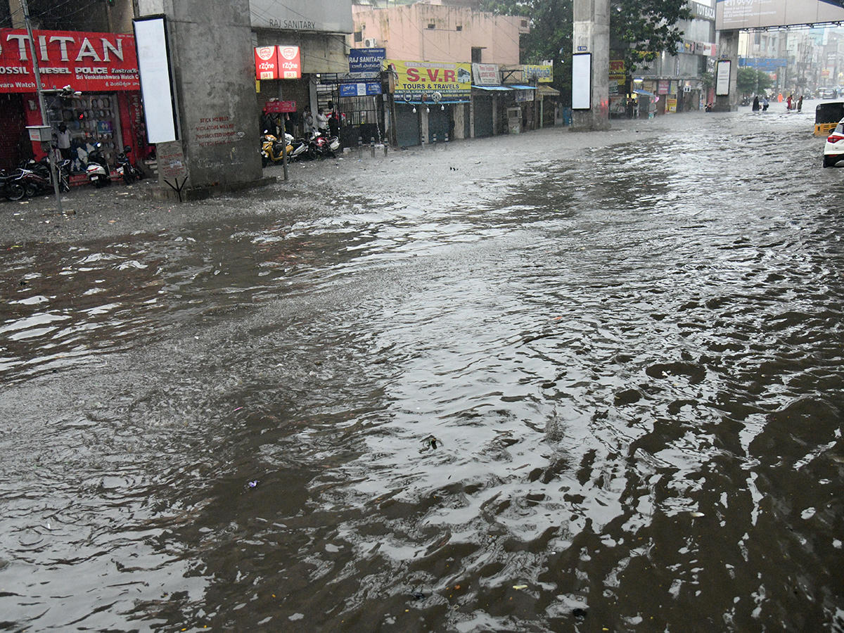 Hyderabad Rains : Heavy Rain Lashes Hyderabad5