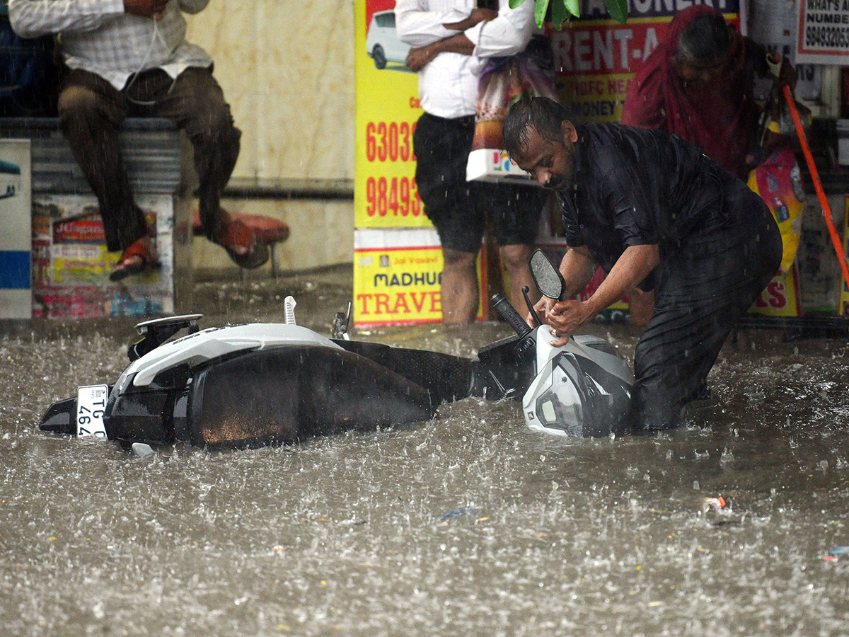 Hyderabad Rains : Heavy Rain Lashes Hyderabad7