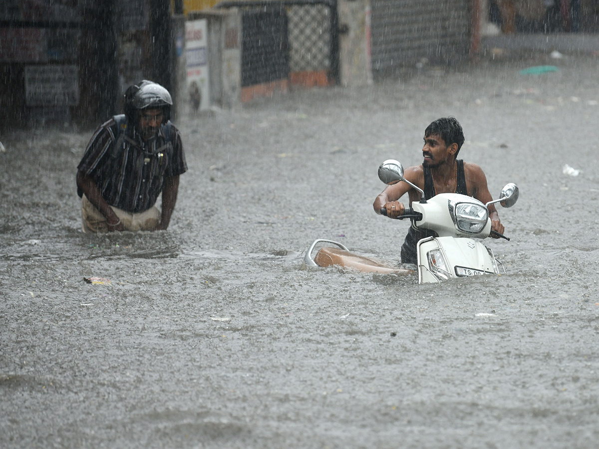 Hyderabad Rains : Heavy Rain Lashes Hyderabad8