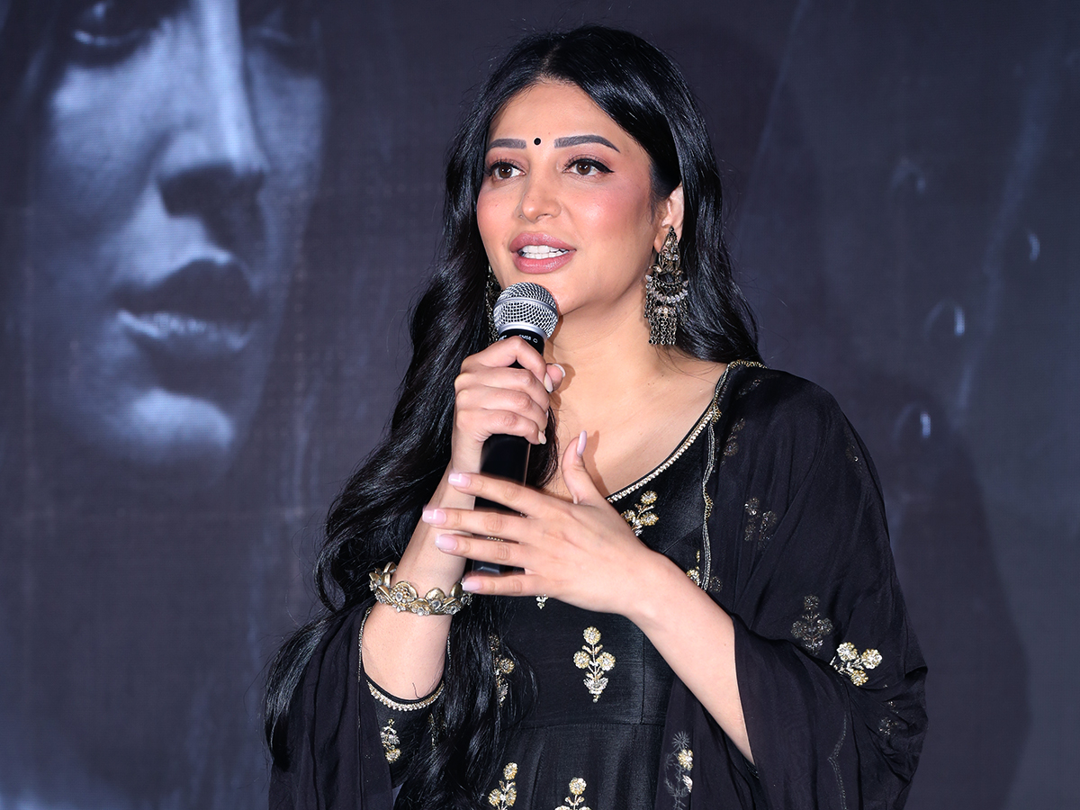 Shruti Haasan in Coolie Pre Release Event Photos17