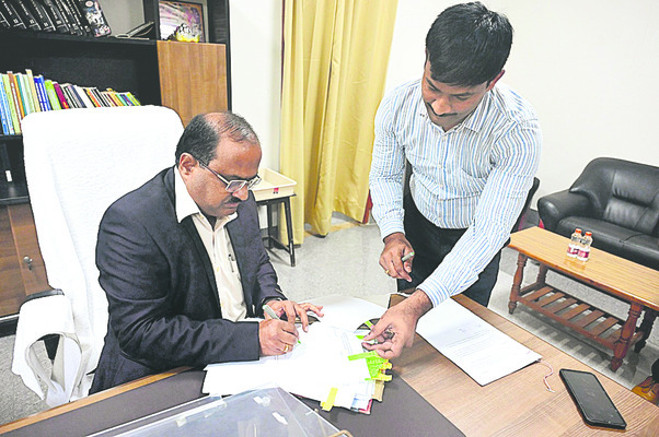 బాధ్యతలు స్వీకరించిన అదనపు కలెక్టర్
2