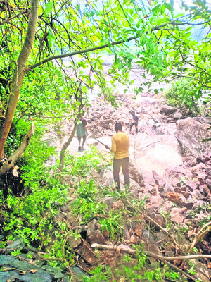 కోతకు గురైన ‘మాచ్ఖండ్ రిటైనింగ్ వాల్ ’ 1