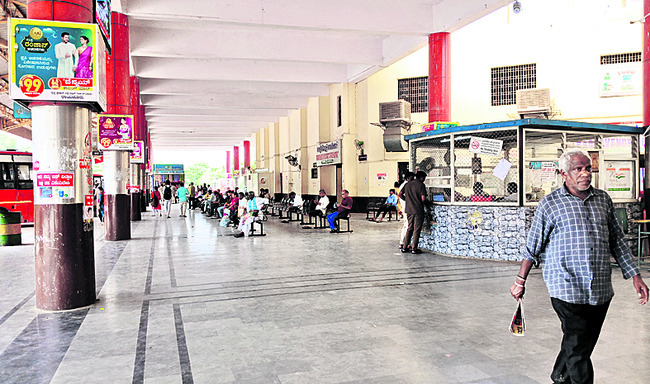 ఆర్టీసీ ఉద్యోగుల సమ్మెతో బస్టాండ్‌ వెలవెల 1