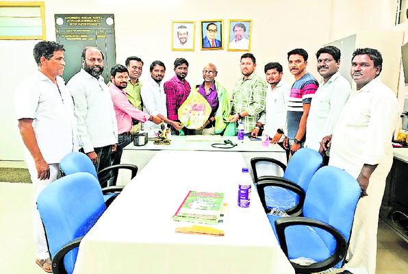 కలెక్టర్ను సన్మానించిన టీఎన్జీవోస్ నాయకులు
1