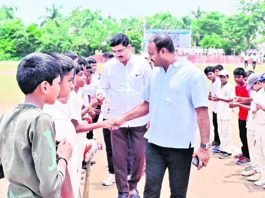 ప్రతిభ  చూపే సిబ్బందికి ప్రోత్సాహకాలు1