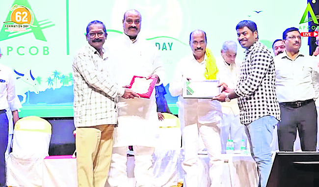 నాలుగు పీఏసీఎస్లకు ఉత్తమ అవార్డులు 3