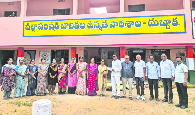 విద్యార్థుల సమస్యలు పరిష్కరిస్తా1