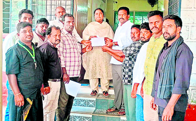 చెరువు కాలువకు అడ్డంగా మట్టి 2