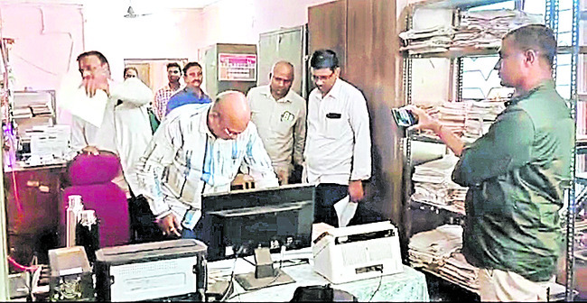 పైసలిస్తేనే ఫైలు కదిలేది! 1