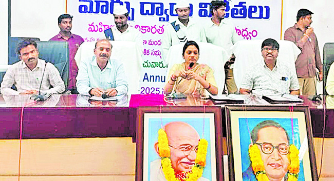 పాలనలో మహిళల భాగస్వామ్యం అవసరం 2