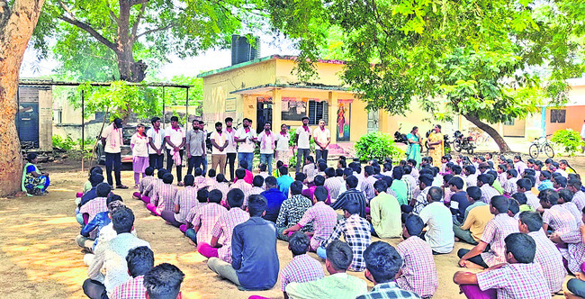 ఇద్దరు కానిస్టేబుళ్ల సస్పెన్షన్1