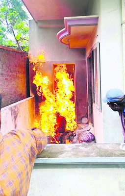 త్రుటిలో తప్పిన పెను ప్రమాదం 1