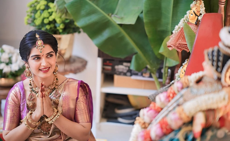Bigg BOss Fame Priyanka Jain Participated In Varalakshmi Vratham pooja Photos1