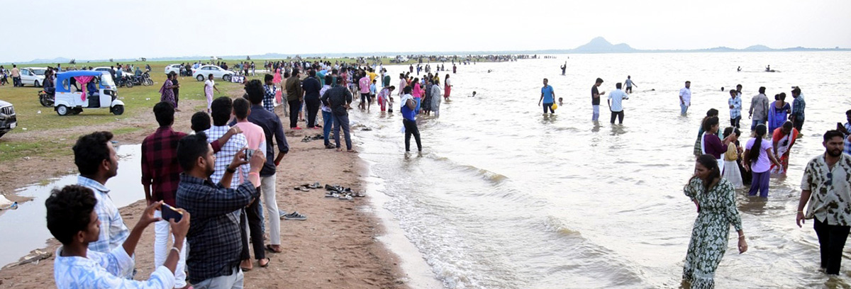 Tourists Flock to See Lower Manair Dam Photos3