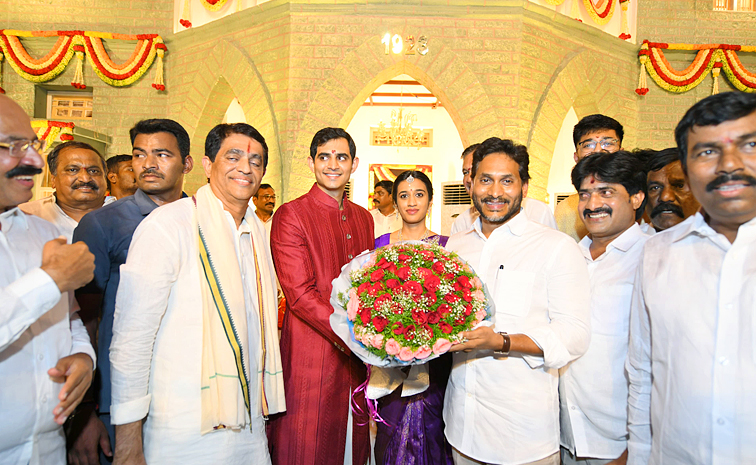 YS Jagan Attends Buggana Rajendranath Son Wedding Reception Photos2