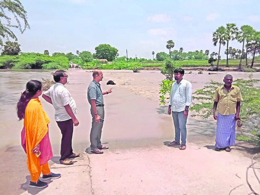 పొంగిన వాగులు4