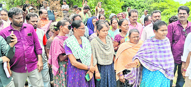 గిరిజన రైతుల హక్కులు కాలరాస్తే సహించం1