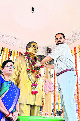 జీవితాన్ని అంకితం చేసిన మహనీయుడు2