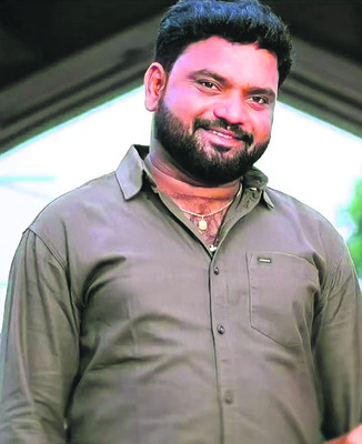 నారుమడిపై కలుపు  మందు పిచికారీ1