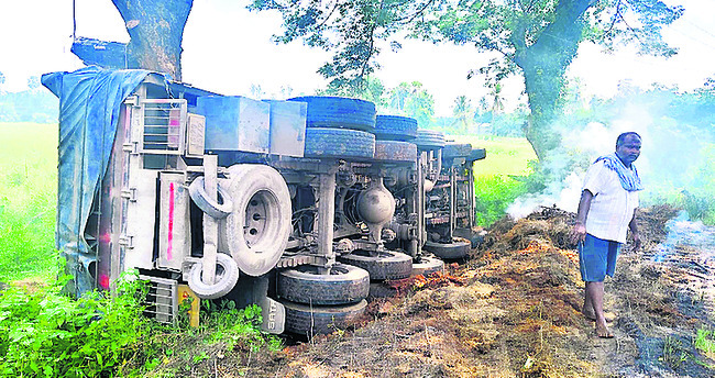 సీతంపేట వద్ద లారీ బోల్తా 1
