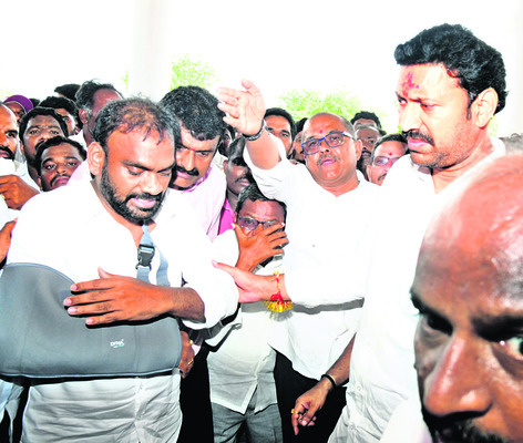 టీడీపీ నేత బీటెక్‌ రవి బరి తెగిస్తున్నారు. జెడ్పీటీసీ ఉ2